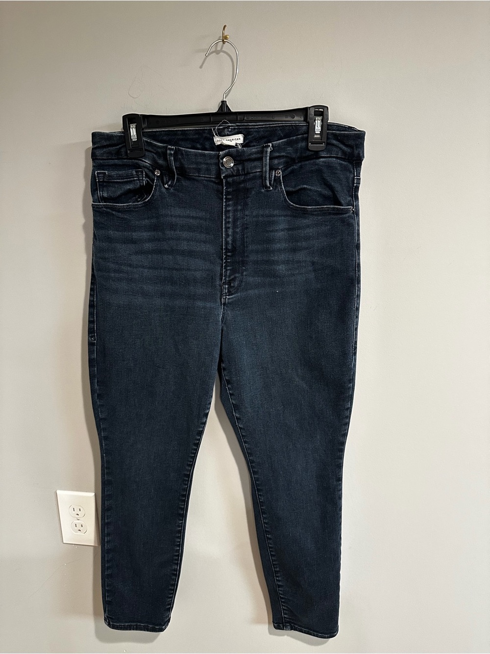 Good American “Always Fits” Dark Wash Cropped Jeans | Fits sizes 14-18
